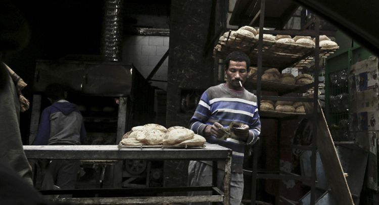"مصري" من بائع ساندوتشات إلى محلل أخبار...هل للهواة مكان في الإعلام صور