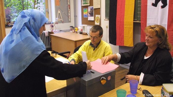 اللاجئون والإسلام ورقتا الرهان في الانتخابات البرلمانية الألمانية