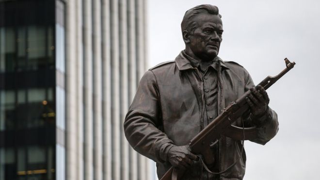 В Москве открыли памятник Калашникову. А что будет с его автоматом?
