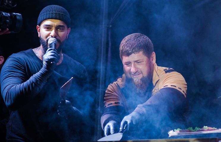 Кадыров и Тимати пожарили бургеры на открытии Black Star Burger в Грозном