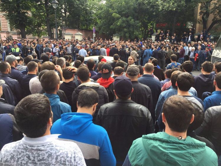 Толпа мигрантов собралась на месте массовой драки у ТЦ в Москве