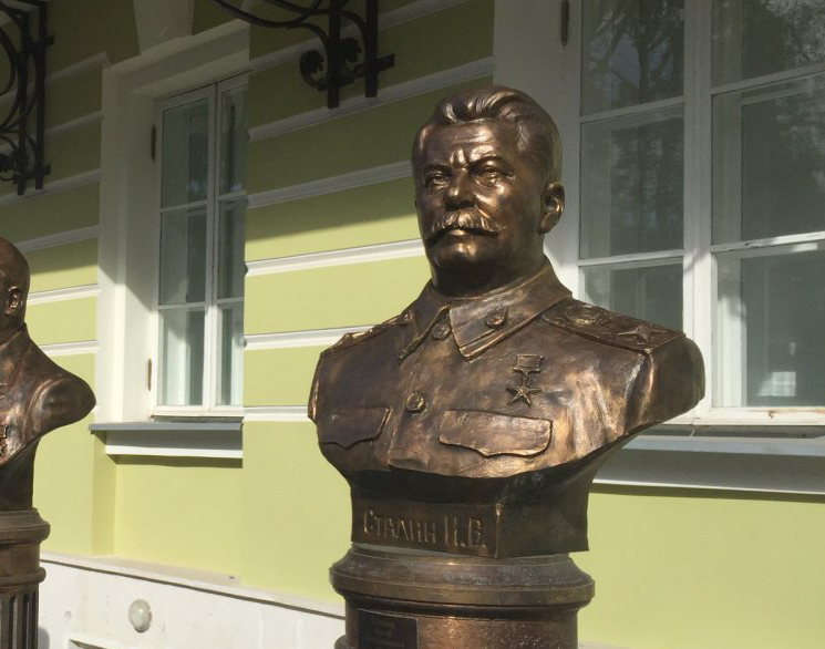 В центре Москвы установили памятник Сталину