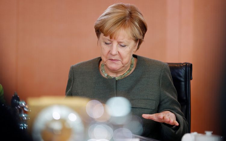 Семья Меркель получила письмо с лезвиями, белым порошком и угрозами на арабском