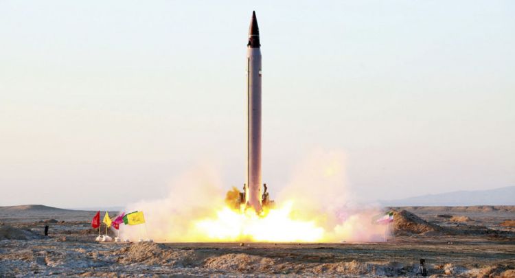 شاهد... إيران تجرب صاروخا حربيا جديدا