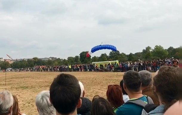 В Праге на празднике десантник приземлился на зрителей