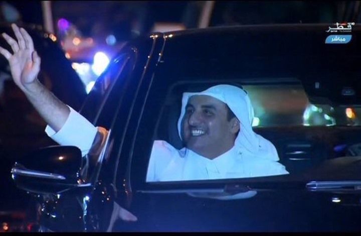 استقبال حاشد لأمير قطر بعد عودته من جولة خارجية