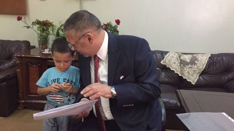 Консул Заби Ахундов посетил азербайджанского ребенка в детском доме в Ираке