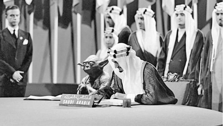 إقالة مسؤول سعودي بسبب صورة للملك فيصل مع كائن فضائي