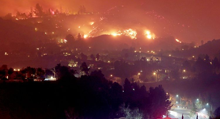 حريق ضخم في كاليفورنيا يجبر الألاف على الفرار من منازلهم (صور+فيديو)