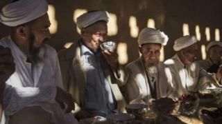 من هم الإيغور الذين "تلزمهم" السلطات الصينية بتسليم المصاحف وسجاجيد الصلاة؟