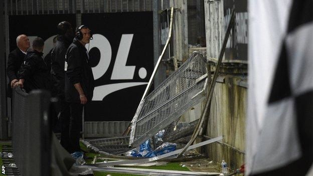 На футбольном матче болельщики упали с трибуны — пострадали 29 человек