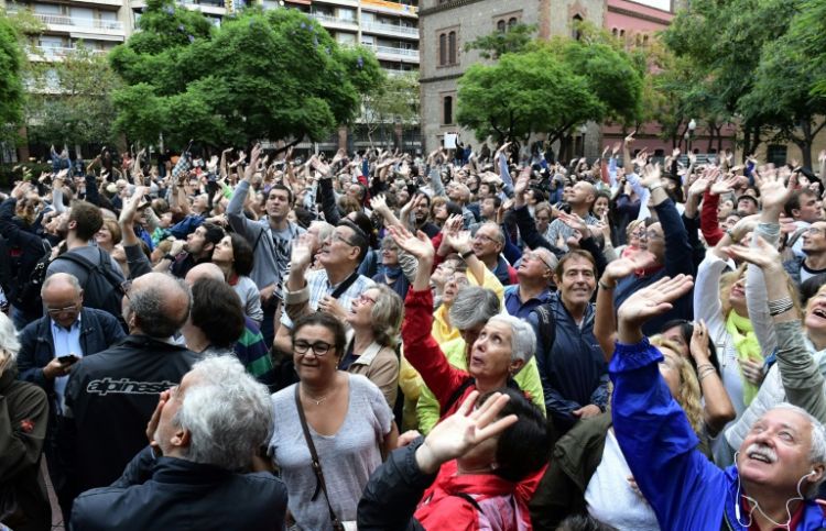 حكومة كاتالونيا تؤكد ان الاستفتاء ماض قدما ومئات يتجمعون امام مراكز الاقتراع