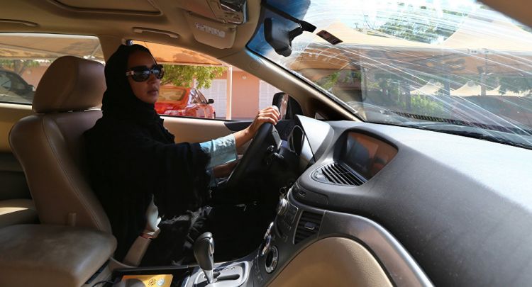 السعودية تعلن عن شرط حصول المرأة على رخصة القيادة