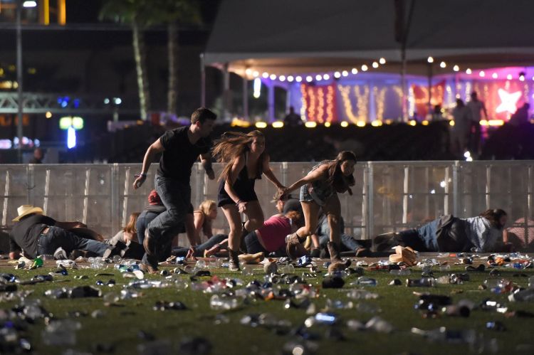Неизвестный открыл стрельбу у казино в Лас-Вегасе:погибли более 50 человек Обновлено