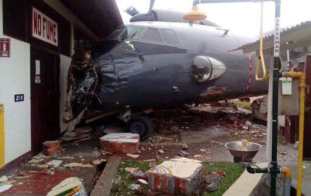 В Перу военный самолет врезался в базу полиции