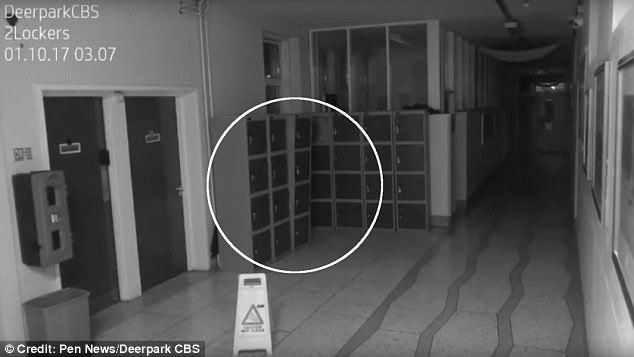 В школе камеры наблюдения засняли "призрака"