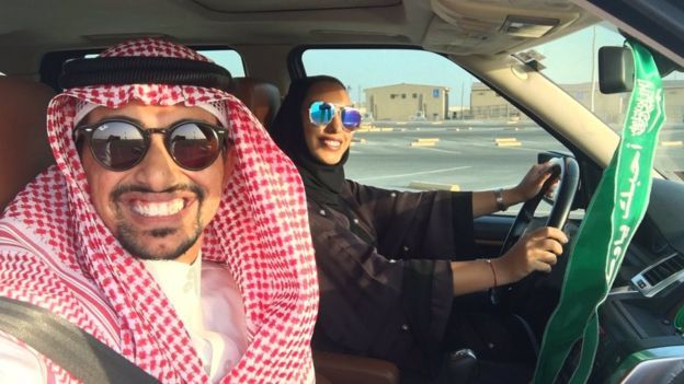 صورة سعودي يعلم زوجته القيادة تثير الجدل
