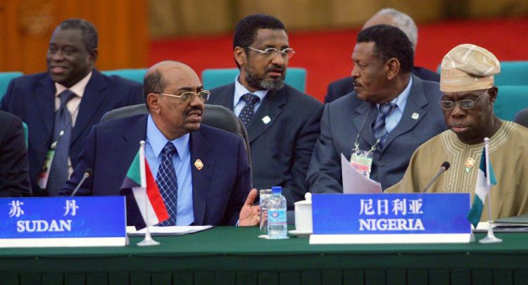 واشنطن ترفع العقوبات الاقتصادية عن الخرطوم والأخير يطالب بحذف السودان من قائمة الارهاب