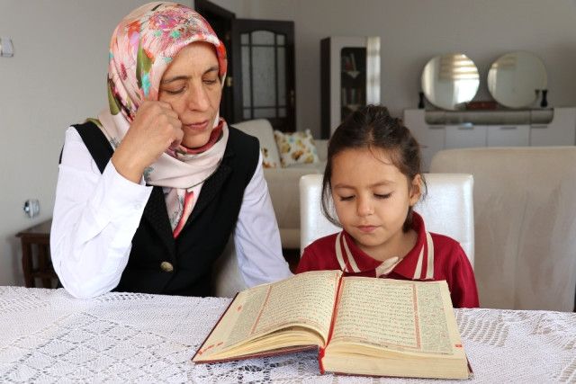 5 yaşlı qız "Qurani-Kərim"i oxuyur