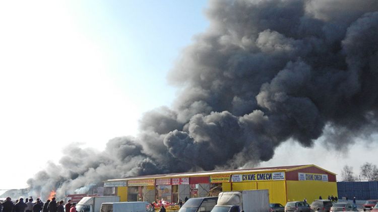 Площадь пожара строительного рынка на МКАД возросла до 3 тыс. кв. м