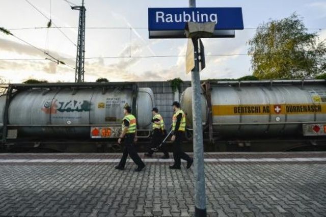رحلة الهجرة الخطيرة إلى ألمانيا في قطارات الشحن