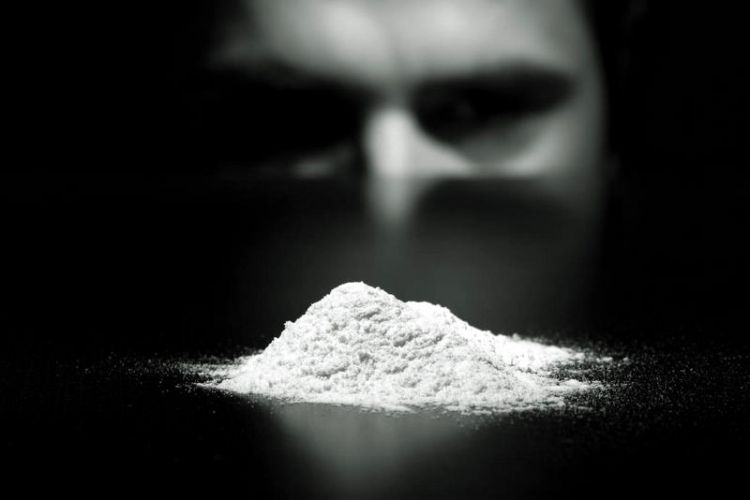 Пользователи заметили на фоне интервью парня, угощающего друга "кокаином"