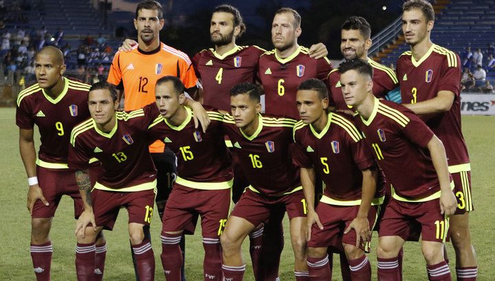 К футболистам сборной Венесуэлы перед матчем подослали проституток