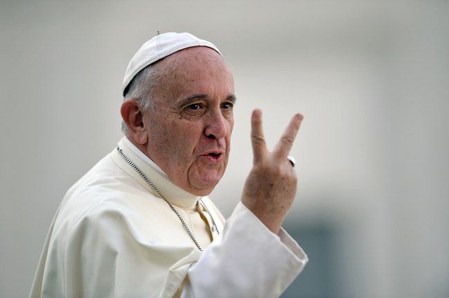 بابا الفاتيكان في حرج بسبب سجينين