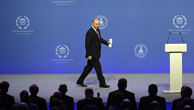 Делегаты чуть не устроили давку, желая сфотографироваться с Путиным