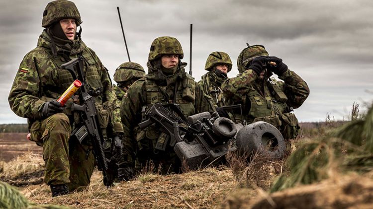 НАТО стягивает крупные подразделения к российским границам