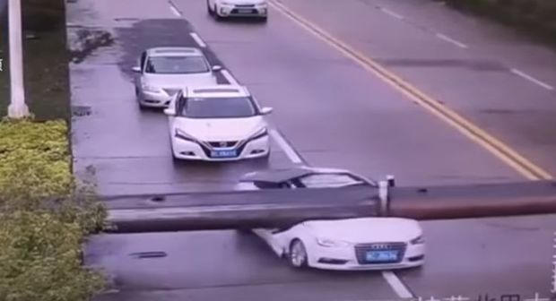 Китаец чудом выжил после падения башенного крана на машину