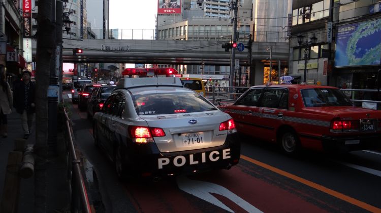 В Токио автомобиль наехал на пешеходов