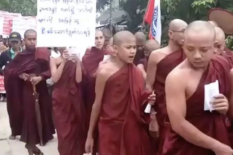 Myanmada buddistlər müsəlmanlara qarşı çıxır VİDEO