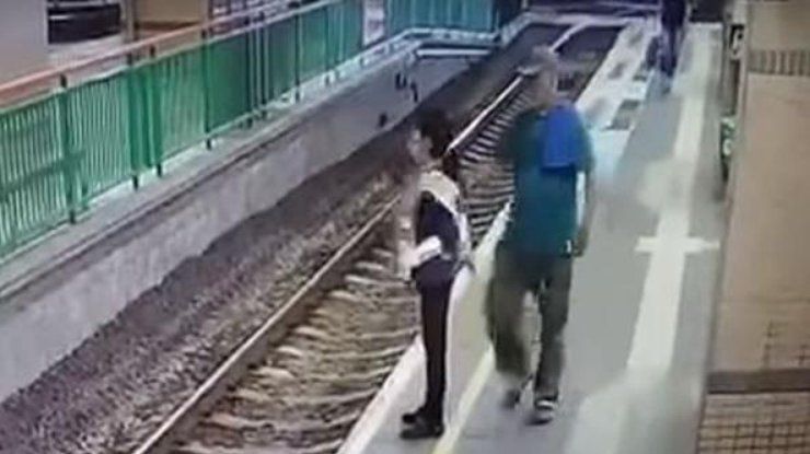 В Гонконге мужчина толкнул женщину под поезд