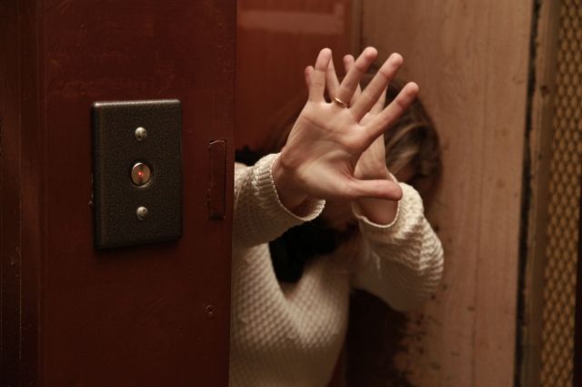 В Москве в лифте изнасиловали мать с 6-летней дочерью