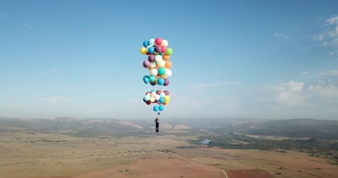 Фото: Полёт на 100 гелиевых шарах, привязанных к стулу