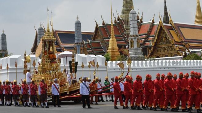 Таиланд хоронит короля Пхумипона Адульядета после года траура