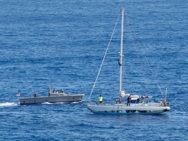 В Тихом океане спасли двух американок, пять месяцев дрейфовавших на яхте