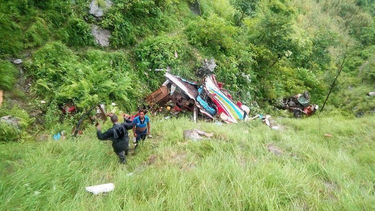 В Непале автобус с 40 пассажирами упал в реку