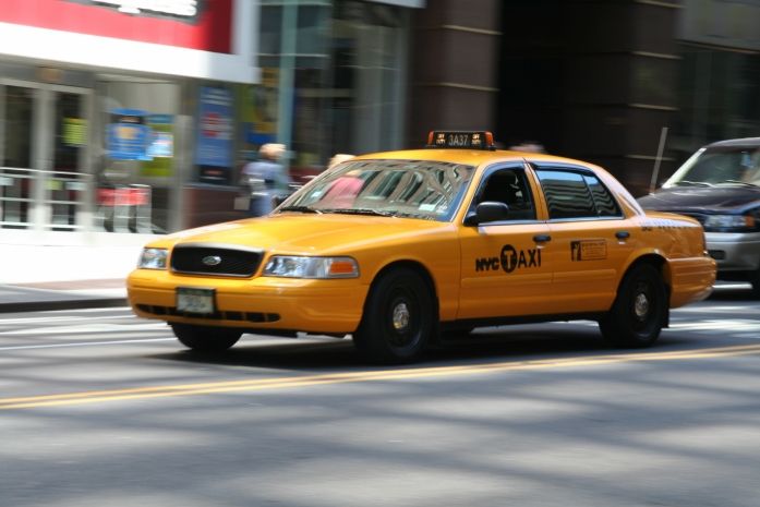 Женщина оставила шестилетнюю дочь в такси и ушла грабить банк