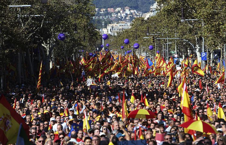 Сотни тысяч людей вышли на улицы Барселоны