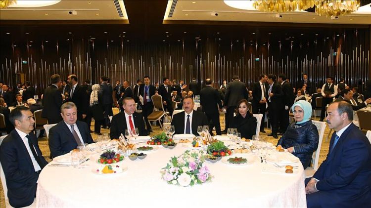 الرئيس الأذري يقيم مأدبة عشاء على شرف أردوغان