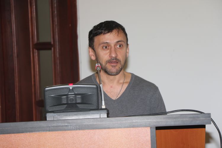 أرميني من باكو يدمع عيون المشاركين في المؤتمر