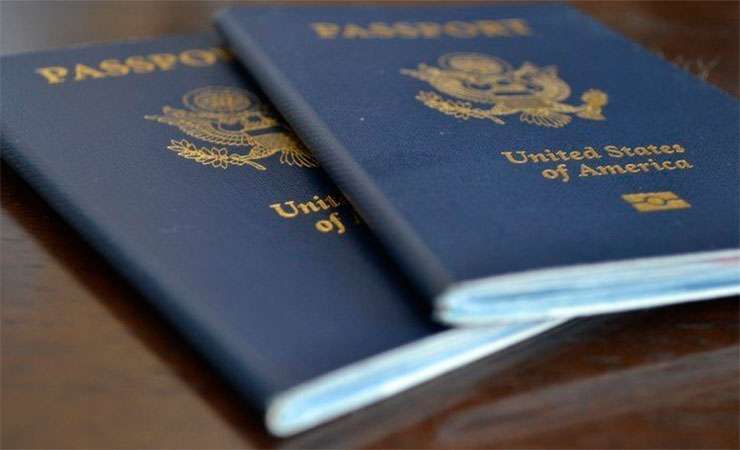 В США начали маркировать паспорта педофилов