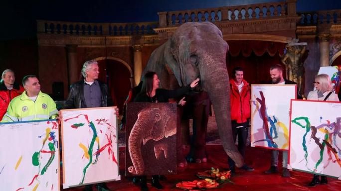 بيع لوحات من صنع أنثى فيل هندية في مزاد بالمجر