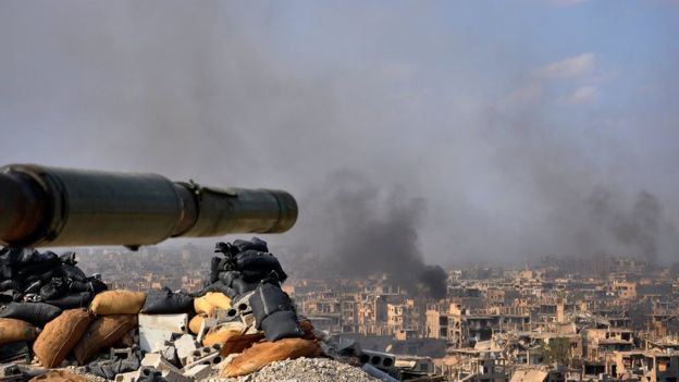 القوات الحكومية السورية تقترب من بلدة حدودية يسيطر عليها تنظيم الدولة