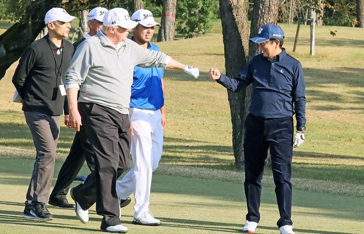 Премьер Японии упал в яму во время игры в гольф с Трампом