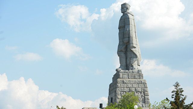 На памятнике "Алеша" в Болгарии появились оскорбления в адрес Захаровой