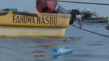 شاهد: حرفيون يصنعون قاربا من النفايات البلاستيكية