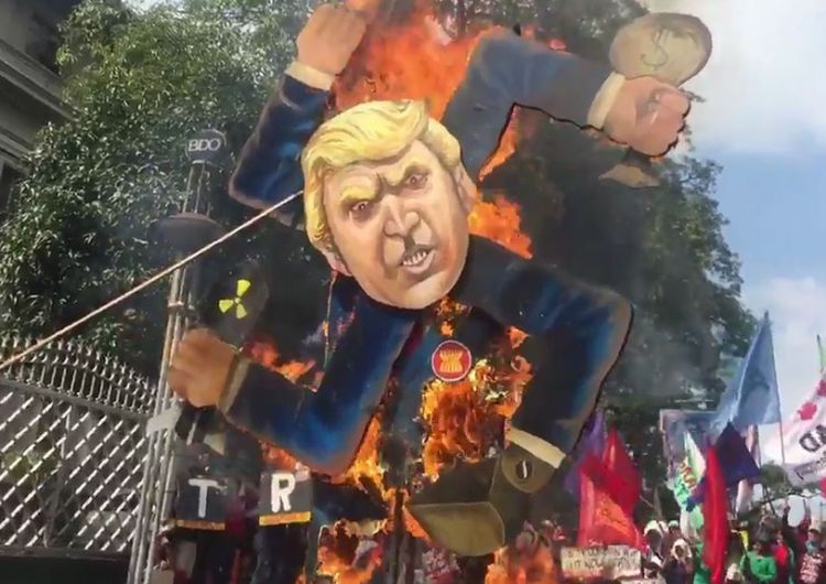 На Филиппинах демонстранты сожгли чучело Трампа